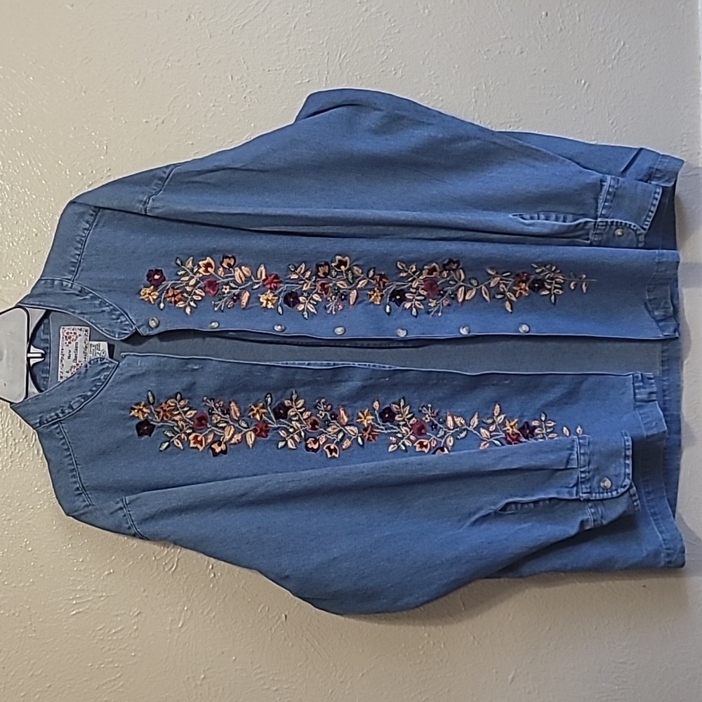 New‎ Directions Denim botton up Blouse Shirt floral Embroidered Women's size M